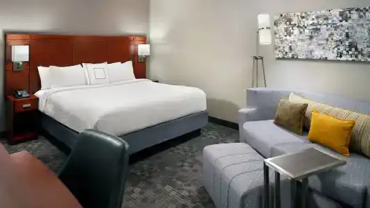 Courtyard by Marriott - 4