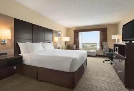 DoubleTree by Hilton Airport - 30