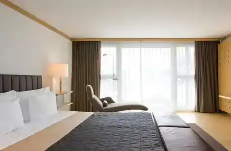 The Omnia - 100