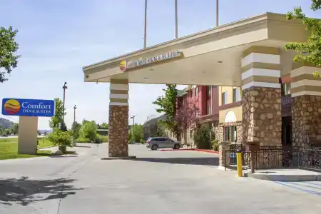 Comfort Inn & Suites - 29