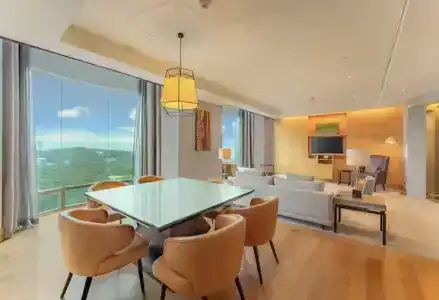 Hilton - 60
