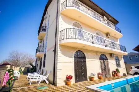 Rose Manor - 1