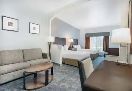 Ramada by Wyndham - 27