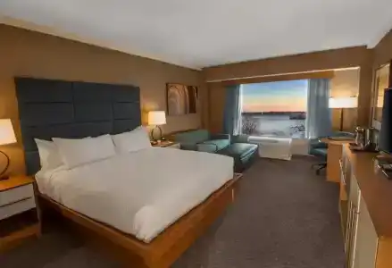 DoubleTree by Hilton New York - 47