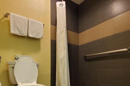 Ramada by Wyndham East - 20