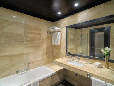 H10 Marina Barcelona - 36