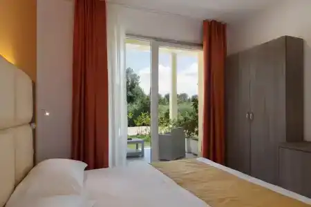 Bella Lazise - 25