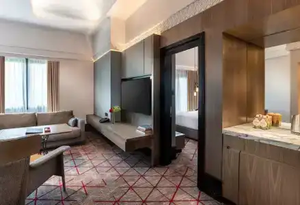 DoubleTree by Hilton Lakeside - 85