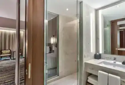 Hilton - 54