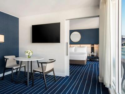 Hyatt Regency - 60