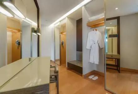 Hilton - 53