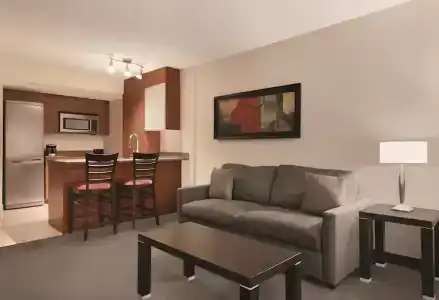 Embassy Suites by Hilton - - 37