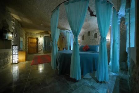 Holiday Cave - 138