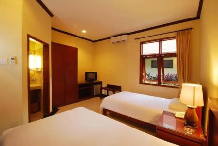 Yulia Beach Inn Kuta - 56