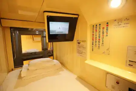 Shinjuku Kuyakusho-mae Capsule - 2