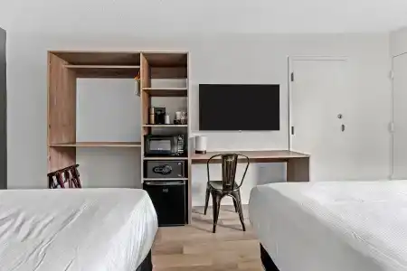 TraveInn & Suites by Wyndham Airport - 3