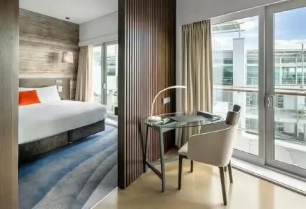 Hilton - 54