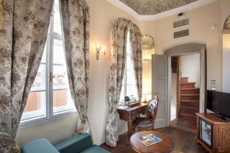 Iron Gate & Suites - 55