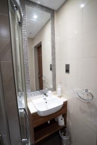 London Court - 75