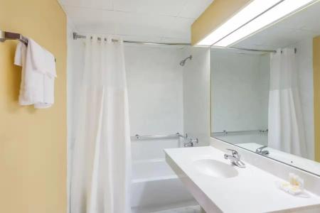 Days Inn by Wyndham Nashville Saint Thomas West Hospital - 14
