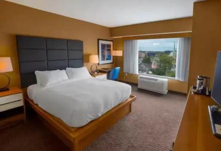 DoubleTree by Hilton New York - 45