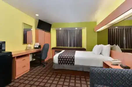 Microtel Inn & Suites by Wyndham Ft. Worth North/At Fossil - 39