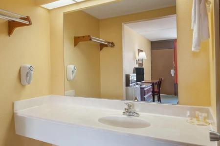 Days Inn by Wyndham Nashville Saint Thomas West Hospital - 13