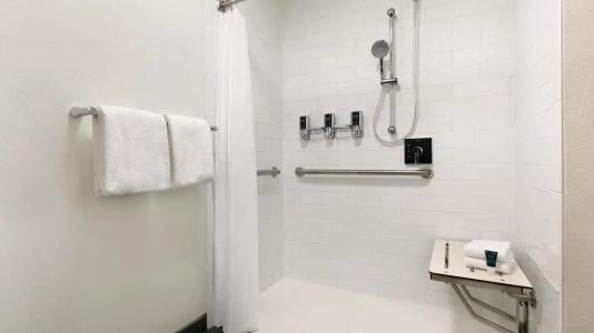 Four Points by Sheraton Arena - 35