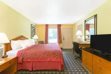 Days Inn by Wyndham Savannah Airport - 10