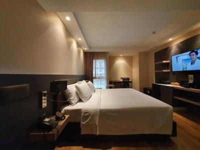 Amora Neoluxe Suites - 8