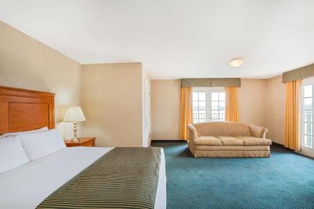 Ramada by Wyndham East - 27