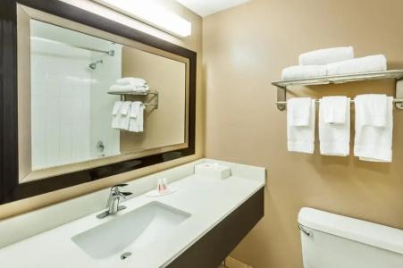 Super 8 by Wyndham/Airport - 15