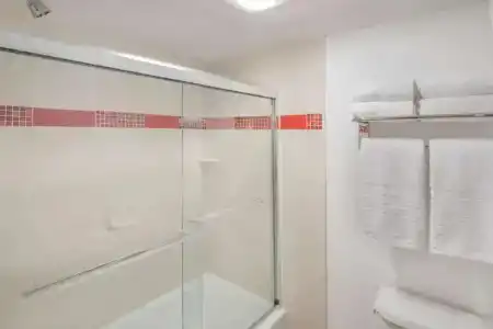Best Western Plus Raffles Inn & Suites - 54
