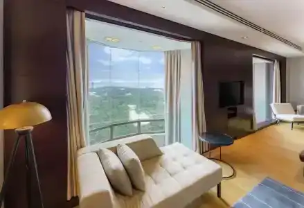 Hilton - 76