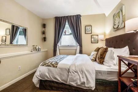 Parker Guest House - 11