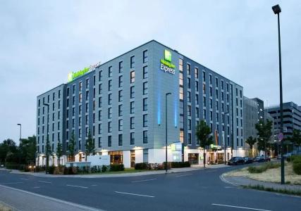 Holiday Inn Express Airport - 39
