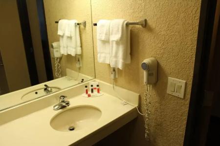 Ramada by Wyndham Portland - 17