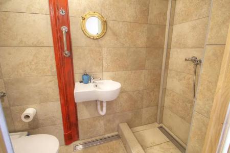 Lavender Circus Hostel, Doubles & Ensuites - 6