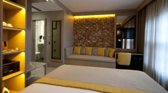 Seraglio & Suites - 102