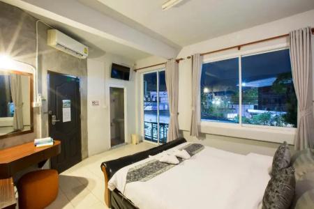 Beehive Phuket Old Town Hostel - 1