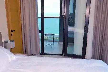 Season Suite Apart - 52