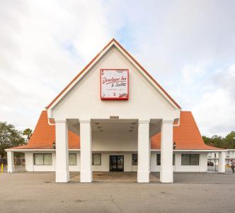 TraveInn & Suites by Wyndham Airport - 0