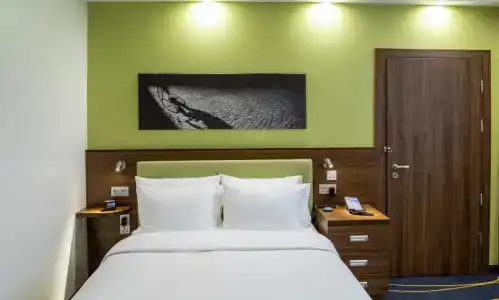 Hampton by Hilton - 13