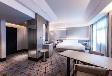 DoubleTree by Hilton Lakeside - 61