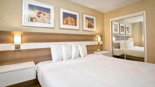 Town Inn Suites - 82