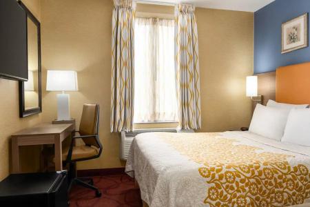 Days Inn by Wyndham Long Island City - 16