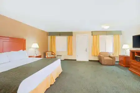 Ramada by Wyndham East - 33