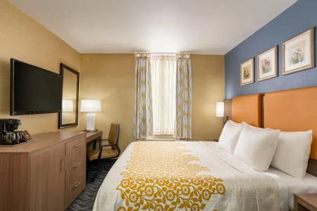 Days Inn by Wyndham Long Island City - 15