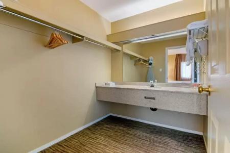 Econo Inn & Suites - - 36