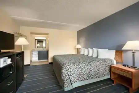 Days Inn by Wyndham/Central - 21